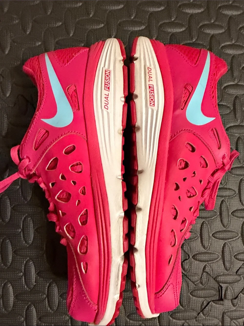 Dual Fusion Nike Women’s Bright Pink Athletic rynning Lace-Up Sneakers